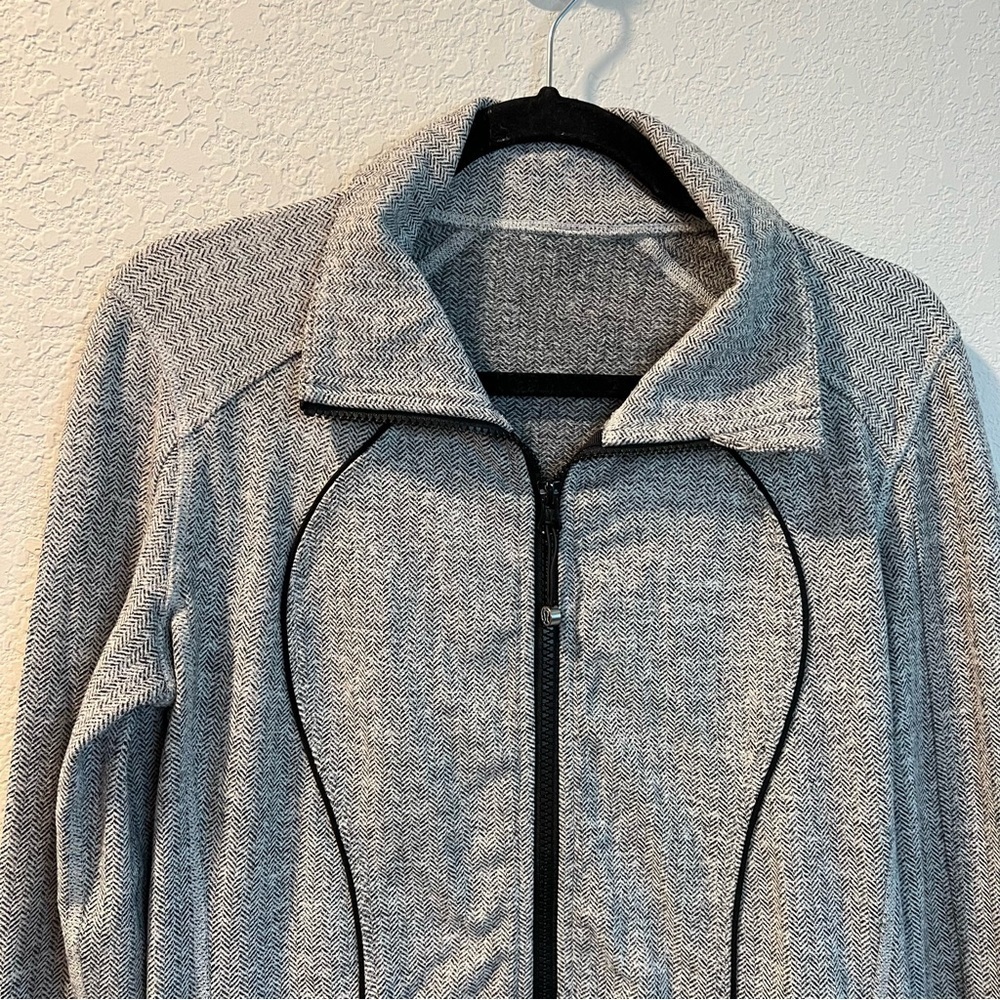 Women’s Lululemon Gray Herringbone Patterned Zip … - image 3